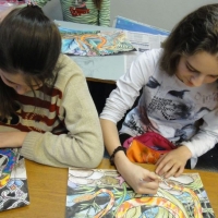 Маша Ефимкова и Таня Колюх увлеченно рисуют