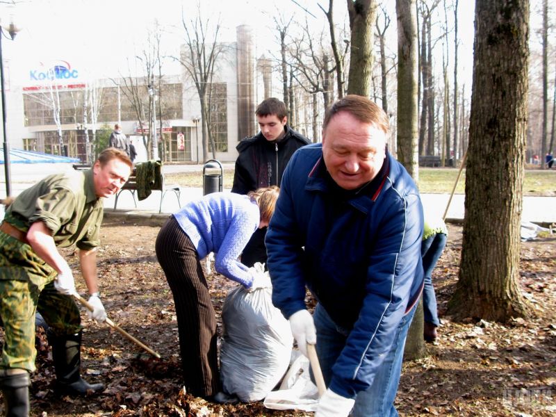 Педагоги ЦДШИ на субботнике в парке им. Л.Толстого, 2012г.