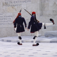 Смена караула у могилы неизвестного солдата в Афинах